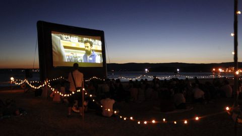 Proyeccin en la playa durante la Semana del Cine de Vilagarca.