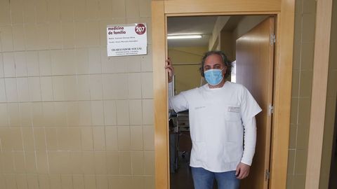 Antonio Doval, trabajador social sanitario en el centro de salud Virxe Peregrina de Pontevedra