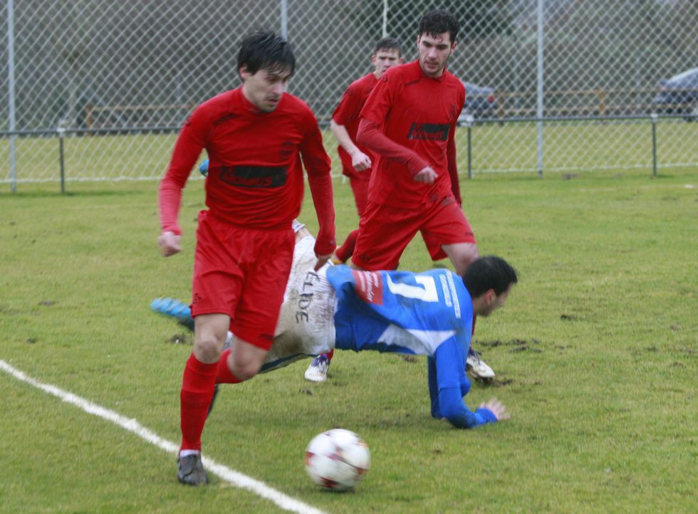 Los futbolistas de la SD Sarriana se impusieron por la m�nima al Atl�tico Escair�n. 