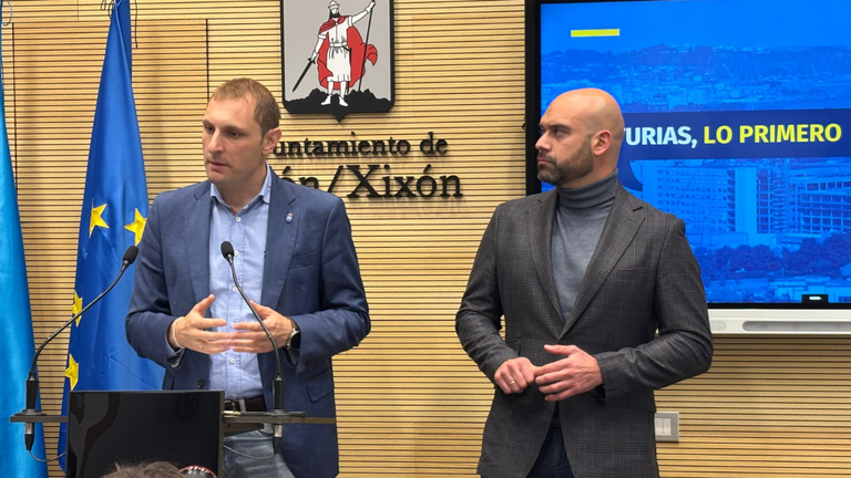 El secretario general y portavoz parlamentario de Foro Asturias, Adrián Pumares, y el presidente de Foro Gijón y portavoz del Gobierno en el Ayuntamiento de Gijón, Jesús Martínez Salvador