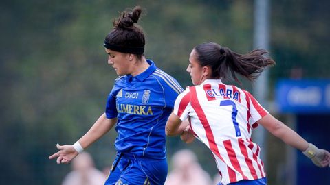 Nerea Lombardero disputa un bal�n durante el Real Oviedo-Atl�tico de Madrid B