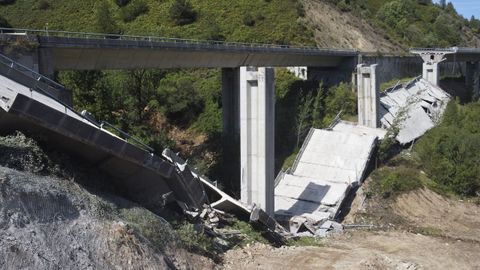 Imagen de las dos pilas que quedaron en pie en el tramo del viaducto afectado por el derrumbe