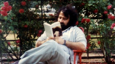 Carlos Casares leyendo un libro en Suecia. Año 1974