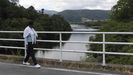 La madre de Mitogo, desconsolada en el puente donde se encontr el telfono del futbolista antes de sus desaparicin