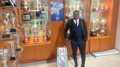 El empresario africano visitó la sala de trofeos en la entidad deportiva