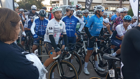 Rub�n Gonz�lez luce dos lazos rosas en su maillot la salida del Campeonato de Europa, celebrado en Mallorca el 19 octubre