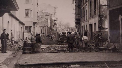 Primer asfaltado de la calle Gaiteira en el año 1953/54.