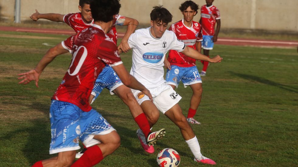 Miquel Fornera hace el Camino de Santiago vestido de legionario para promocionar su libro �Cadenas de Hierro�.El entrenador Miguel �ngel Hoyo, desde Turqu�a