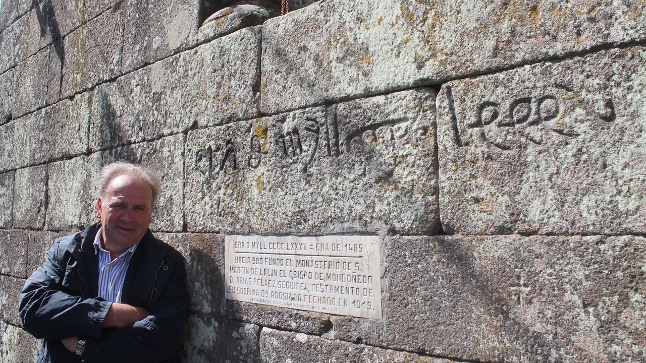 El artesano de la madera y la piedra Carlos Garca, en pleno trabajo de tallado de la escultura dedicada a los peregrinos