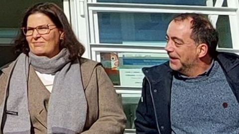 La alcaldesa de Bergondo, Alejandra Pérez, y el portavoz de Alternativa, Juan Fariña, durante una visita reciente al centro de salud.