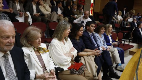 Marta Coloret, mujer de Alfonso Rueda, cuarta desde la izquierda, junto al delegado del Gobierno, Pedro Blanco, en la tribuna de invitados.