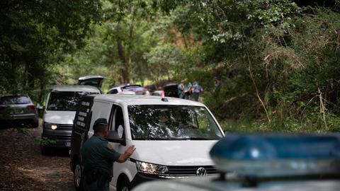 Agentes de la Guardia Civil en Campo Lameiro tras aparecer un coche calcinado con dos personas dentro