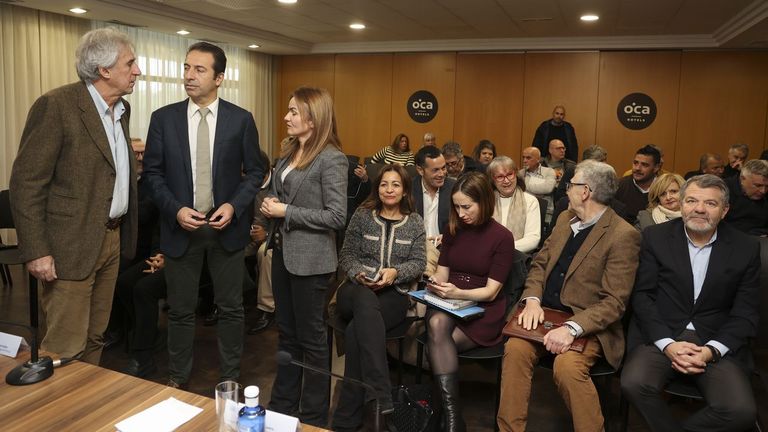 Villares (de pie, segundo por la izquierda) en un momento del Consello Galego de Pesca celebrado este miércoles en Santiago