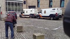 Salidas de los tres detenidos hacia los juzgados