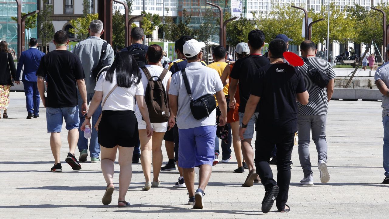 Pasajeros a la espera de subir a uno de los barcos de la Diputacin este verano en el can del Sil