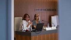 La fiscal delegada de extranjería, Pilar Manso, (izquierda), acompañada de la directora del CIM de Ourense, participó en la jornada técnica contra la trata de personas.