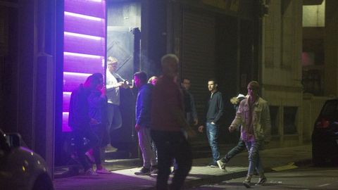 Imagen del Pub Colours en la medianoche de este viernes. Este local, situado en la ra da Estrela carballesa, no acumula sancin administrativa municipal alguna en lo que va de 2018.