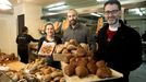 El parisino Jacques Isaac (en primer plano) y los gallegos Alberto Neira y Mónica Abeijón (detrás), que se conocieron en el estudio de Bren Entertainment, abrieron en el 2013 en la calle Santiago de Chile el primero de sus tres despachos de pan en Santiago