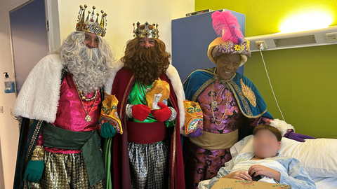 Los Reyes Magos entregan su regalo a un ni�o hospitalizado en Ferrol.