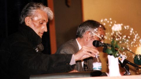 Lois Pereiro, o 3 de abril de 1996, durante un encontro na casa da cultura de Monforte no que presentou o seu libro Poesa ltima de amor e enfermidade; o escritor chairego Manuel Mara - dereita- exerceu de anfitrin.