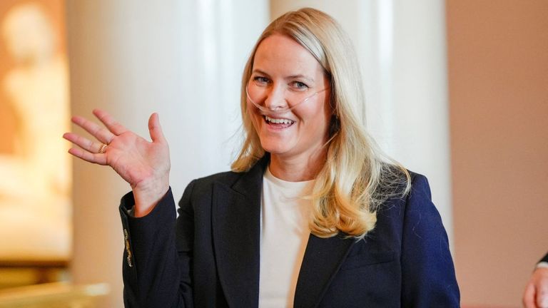 Mette-Marit de Noruega usa por primera vez una cánula nasal de oxígeno en un acto público