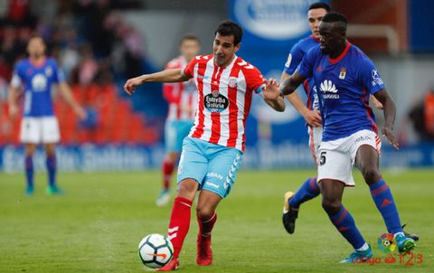 Mariga Lugo Real Oviedo.Mariga pugna por un esferico durante el Lugo - Real Oviedo