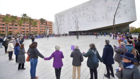 Un centenar de personas convocadas por la Plataforma Cordobesa contra la Violencia a las Mujeres se han concentrado esta mañana ante la Ciudad de la Justicia de Córdoba para mostrar su apoyo a la supuesta víctima abusos