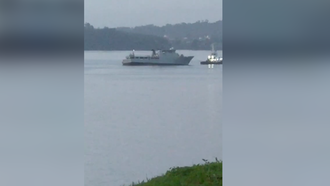 Un buque militar se escora en la ra de Ferrol