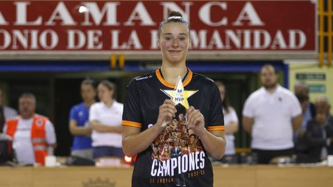 Raquel Carrera con su trofeo de mejor jugadora de la final de la Liga Femenina