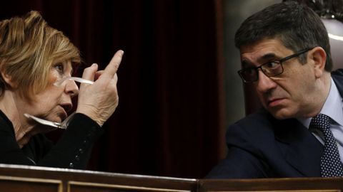 El presidente del Congreso, Patxi Lpez, escucha a la vicepresidenta, Celia Villalobos, durante la segunda sesin del debate de investidura.