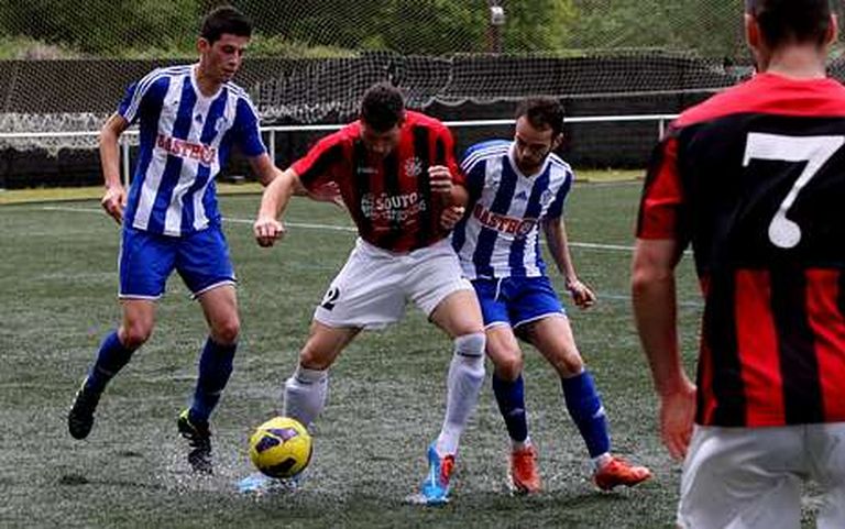 El xalleiro Luis, entre Yago y Canay, fue una pesadilla para el Baio. 