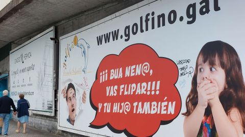 Valla publicitaria en  idioma  Koruño en A Coruña