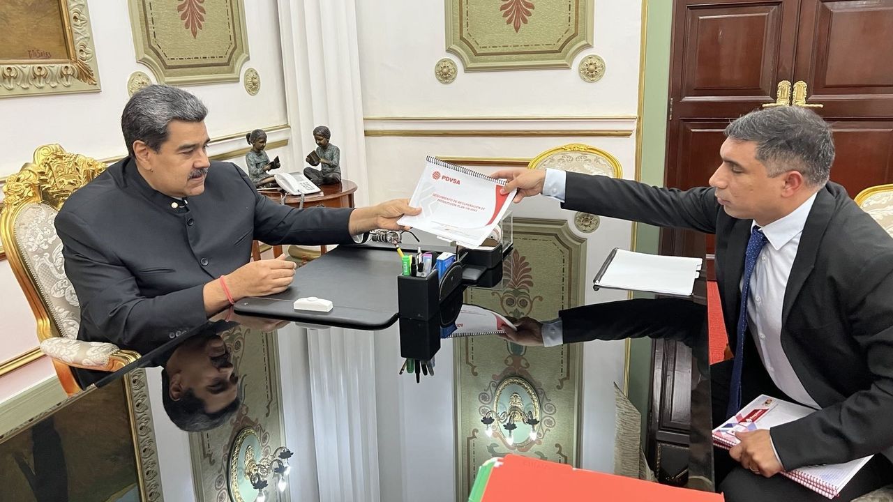 Concepción Sáez presenta su dimisión.Maduro, junto al nuevo ministro de Petróleo y presidente de PDVSA, Pedro Tellechea.