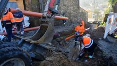 Operarios de Emalcsa este sbado arreglando la rotura de una tubera en la zona de Fens