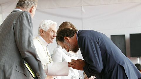 Mariano Rajoy saludaba al papa Benedicto XVI en presencia de los Reyes de España, a su llegada al aeropuerto de Barajas en Madrid, donde presidió la XXVI Jornada Mundial de la Juventud católica