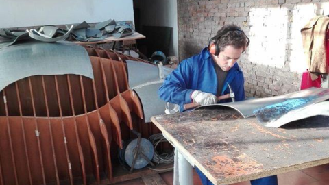 Xuan de Lorenzo, mientras trabajaba para fabricar su primer coche