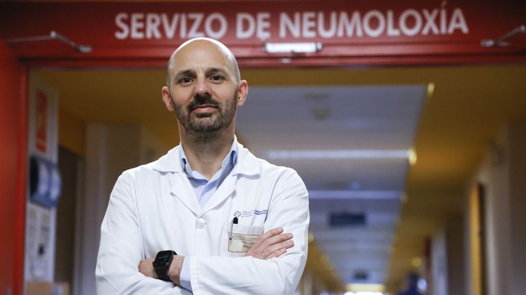 Pedro Marcos, neumólogo: «Las mujeres, fumando lo mismo que los hombres, tienen más riesgo de desarrollar epoc»