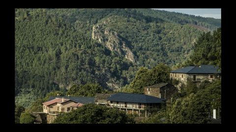 El Penedo do Grallo, visto desde la aldea de Cabo de Vila, en la orilla del Mio correspondiente al municipio de Pantn