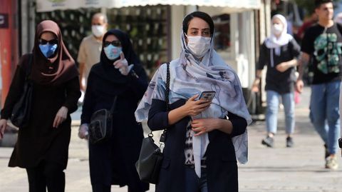 Mujeres paseando por una calle de Tehran, en Irán