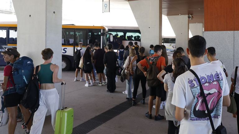 Orden en las dársenas de la estación de autobuses compostelana.