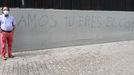 Amós García Rojas, al lado de una pintada con la que intentan ofenderle