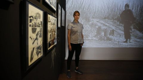 Emma Ríos, en una exposición de su obra en la Fundación Seoane