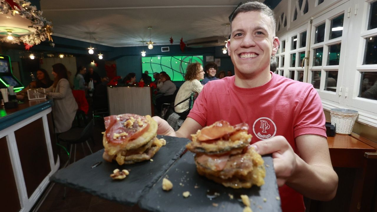 As se vivi la celebracin del Da de la Constitucin en Ourense.El hostelero Adrin Lpez, con la tapa de su establecimiento