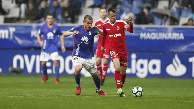 Tejera, cuando jugaba en el Nàstic, conduce ante Christian en el Carlos Tartiere