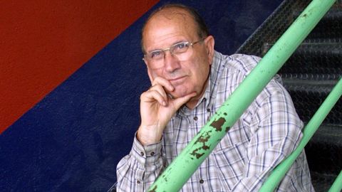 Luis Soria, en la escalera de las oficinas de O Couto, en el año 2001.