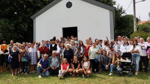 Encontro dos veciños do Porto do Cabo diante da capilla que construíron, hai un ano