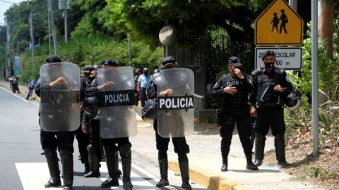 Un grupo de policias bloquea a la prensa durante la detención el pasado 2 de junio de la aspirante a la presidencia Cristiana Chamorro.