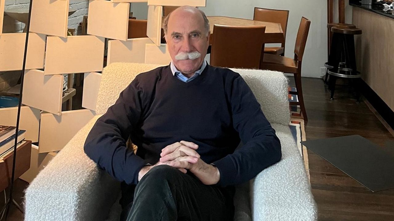 Miguel Saco, restaurador y especialista en muebles del siglo XX en Nueva York