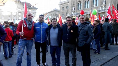 Emigrantes gallegos adscritos a Unia, en la manifestacin de Berna.