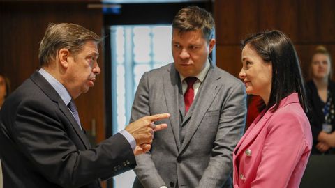 El ministro Luis Planas charla con su homóloga croata,  Marija Vuckovic, antes de la reunión del Consejo en Luxemburgo